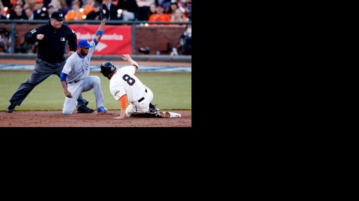 
Alcides Escobar, de los Reales, pone out a Hunter Pence (8), de los Gigantes, la noche del viernes en San Francisco, en el tercer juego de la Serie Mundial.
