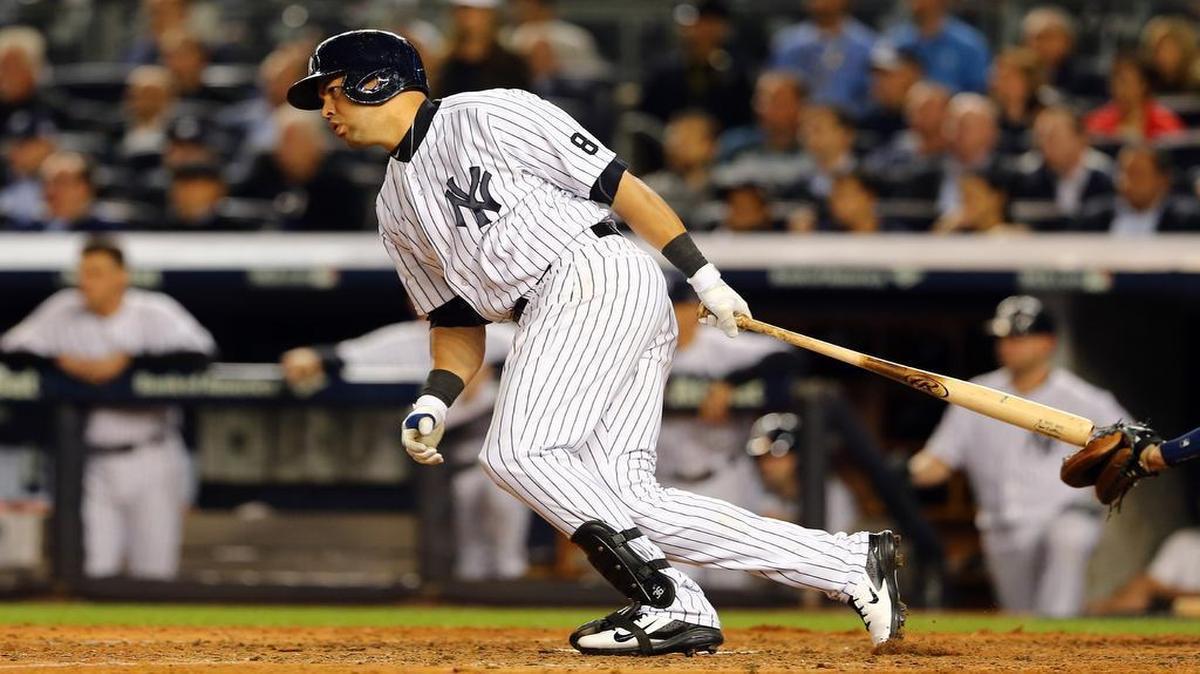 Carlos Beltrán batea un sencillo para los Yankees en el partido de comodín ante los Astros, el 6 de octubre del 2015.
