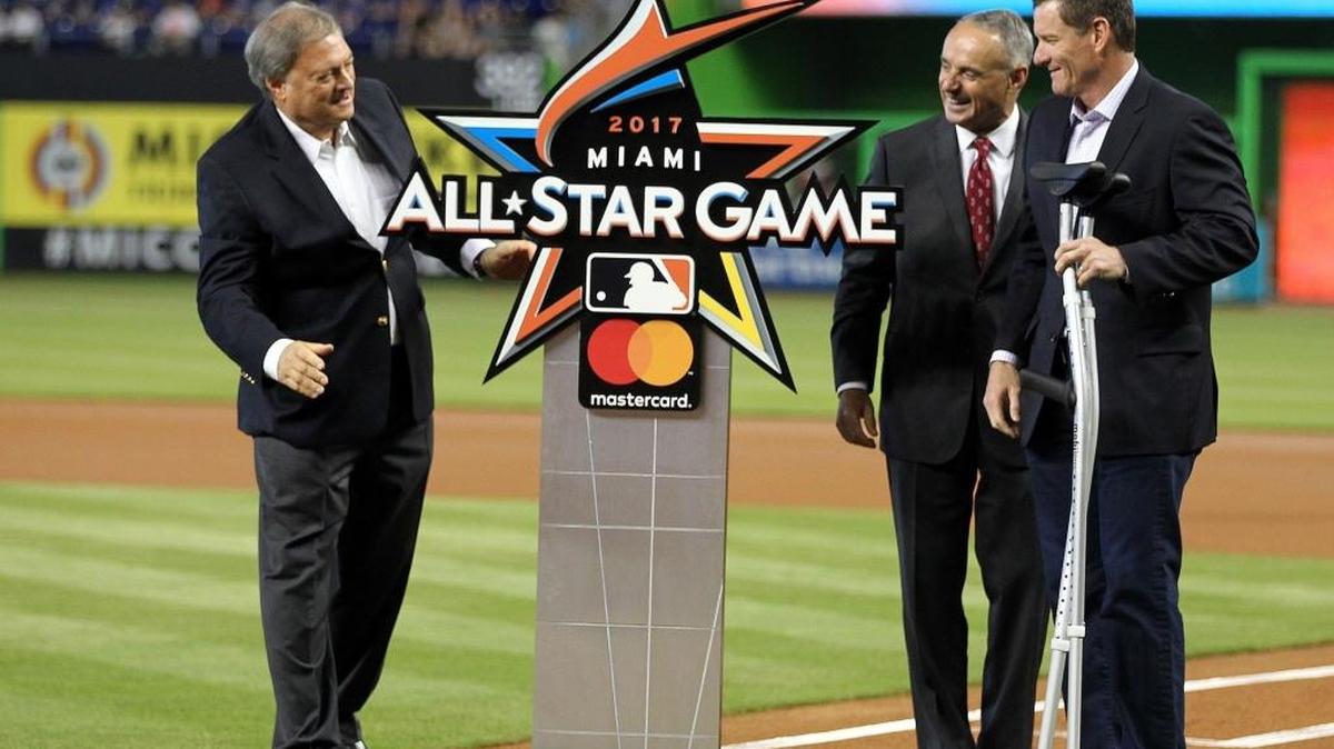 ROB MANFRED, comisionado de Grandes Ligas (c), junto a al antiguo propietario de los Marlins Jeffrey Loria (i) y Jeff Conine (d), cuando develaron el logo del Juego de las Estrellas el 27 de julio del 2016.
