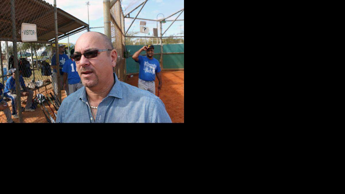 
Osvaldo Perez, quien se dedica a organizar juegos comunitarios con peloteros de Grandes Ligas, en un juego en el Tamiami Park el 20 de Diciembre del 2014.
