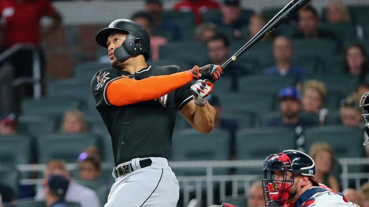 Giancarlo Stanton, de los Marlins, mira su jonrón de dos carreras contra los Bravos, en el sexto inning, la noche del viernes 4 de agosto del 2017, en Atlanta. Era el segundo bambinazo de Stanton en el juego.