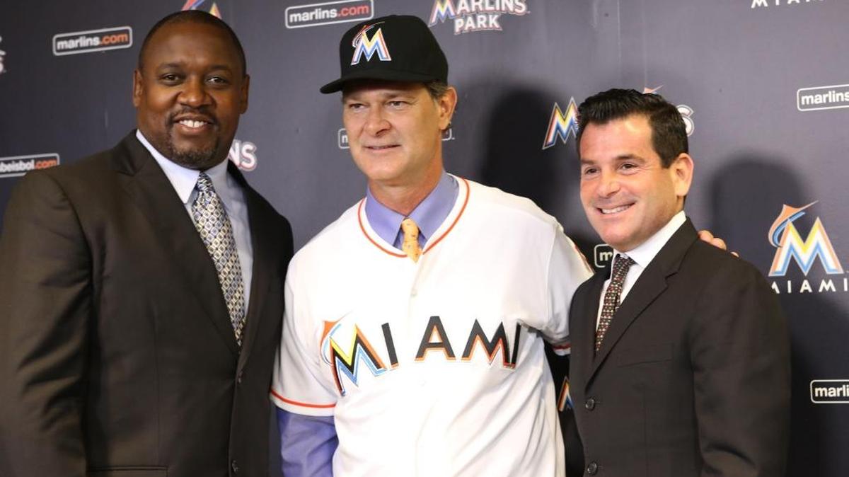 DON MATTINGLY (centro) junto al Presidente de los peces David Samson (d) y el Presidente de Operaciones de Beisbol Mike Hill el 2 de noviembre del 2015.