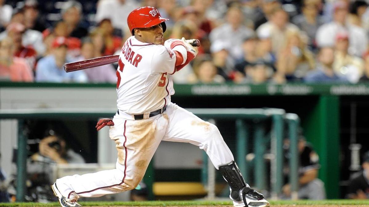 EL CUBANO Yunel Escobar conecta un imparable con los Nacionales de Washington en partido frente a los Miami Marlins el 4 de mayo del 2015 en el National Park.