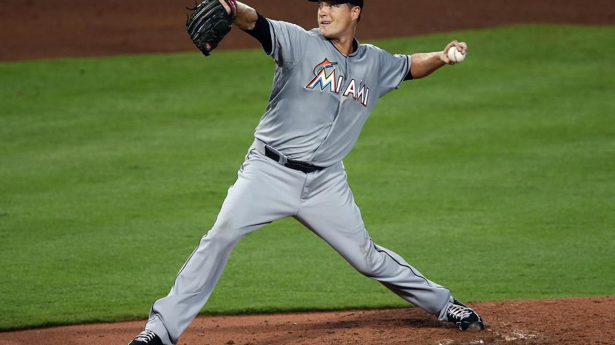 
El abridor de los Marlins Chris Narveson en plena labor contra los Bravos, el lunes en Atlanta.
