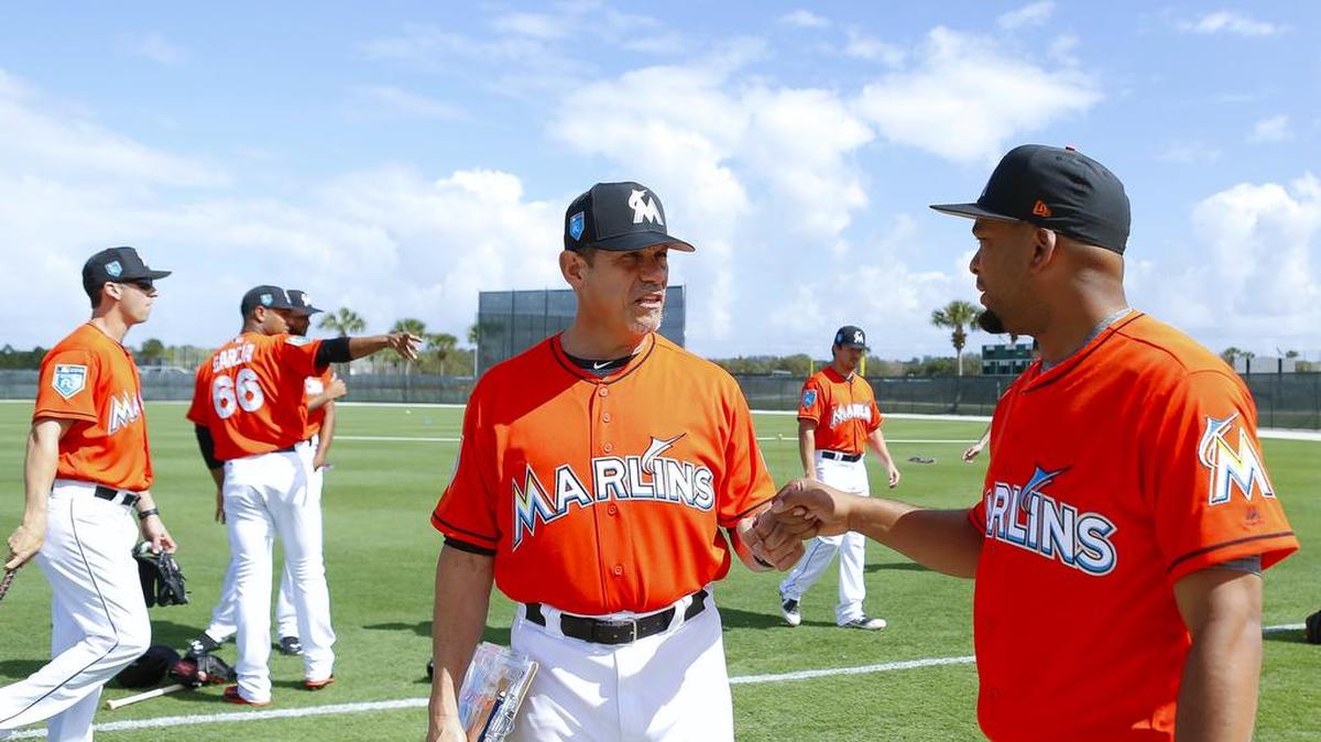 JUAN NIEVES conversa con el lanzador cubano Odrisamer Despaigne (der.) durante el inicio del spring training en el Roger Dean Stadium, el 14 de febrero de 2018.