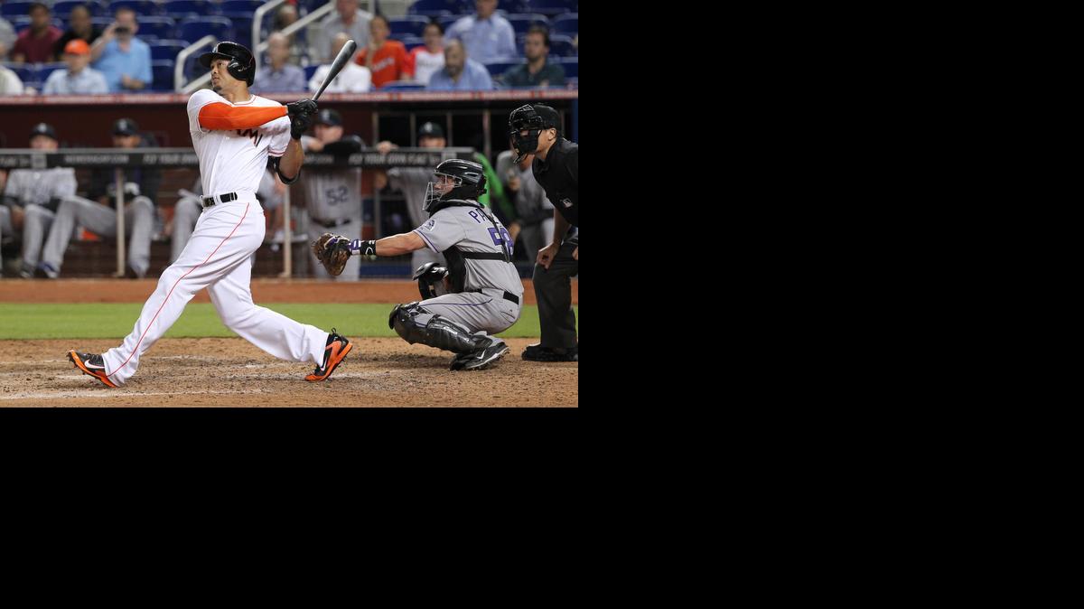 
GIANCARLO STANTON conecta un sencillo para Miami en partido ante los Rockies de Colorado en el Marlins Park en la temporada del 2014. El jonronero se encuentra negociando un nuevo contrato con el equipo. 
