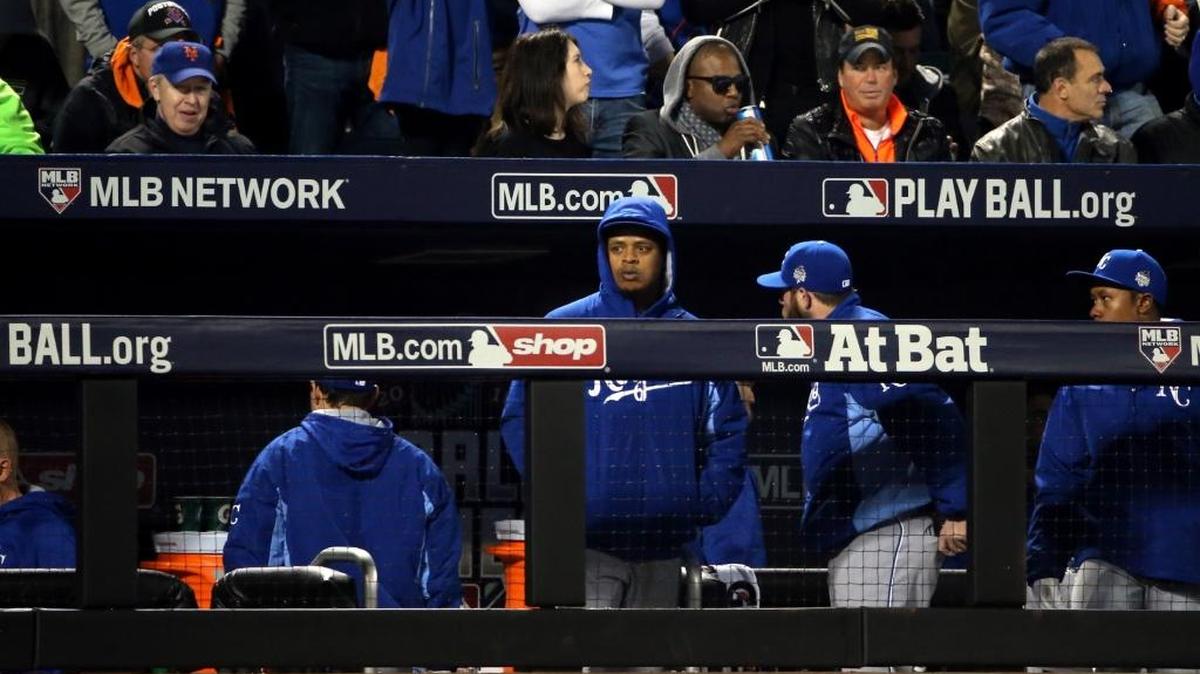 Edinson Vólquez mira al frente desde el dugout de los Reales, el sábado en el Citi Field en Nueva York.