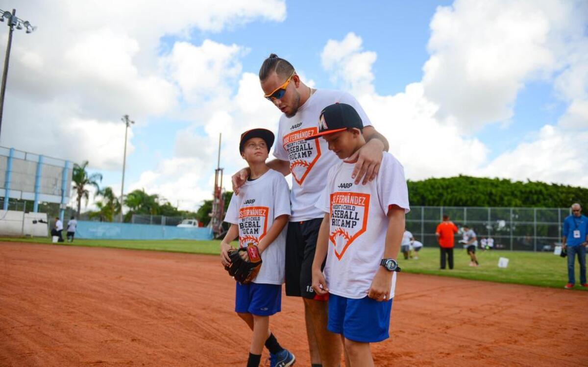 José Fernández conversa con los niños Rowen Ireland y Merrick Molsbee durante un campo de entrenamiento en Miami el 12 de diciembre del 2015.