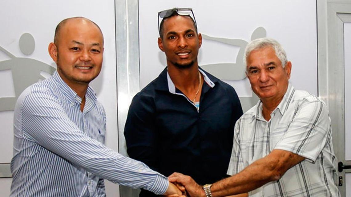 YURISBEL GRACIAL (C) junto a Higinio Vélez, presidente de la Federación Cubana de Béisbol (d) y Kenta Hagiwara, representante del equipo nipón.