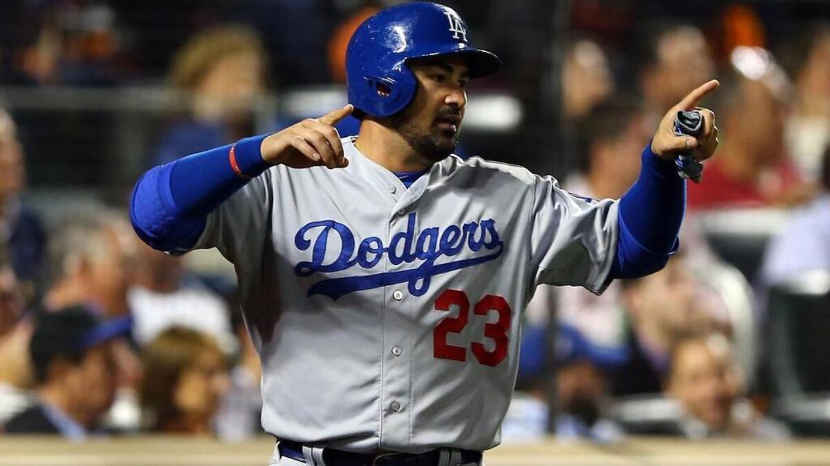 Adrián González # 23 de los Dodgers de Los Angeles celebra después de anotar una carrera con un doble de Justin Turner # 10 contra Steven Matz # 32 de los Mets de Nueva York en la tercera entrada, durante el cuarto partido de la Serie Divisional de la Liga Nacional en el Citi Field el 13 de octubre de 2015.