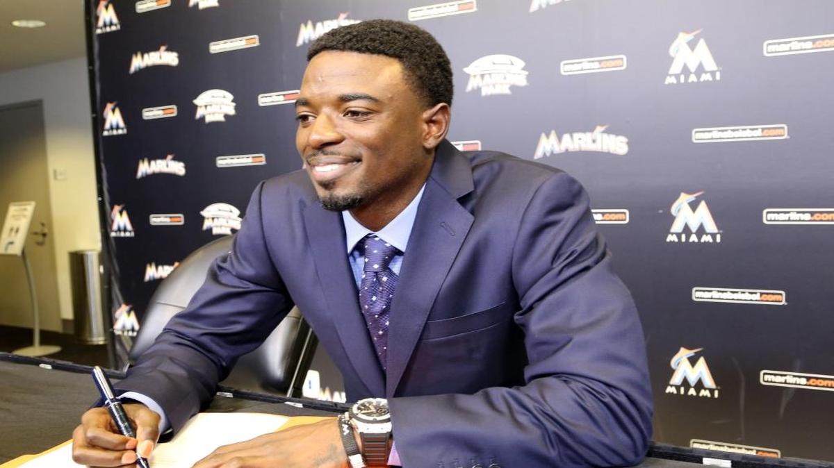 Dee Gordon sonríe durante la firma de su contrato de $50 millones por cinco años con los Marlins, equipo que hizo el anuncio oficial este lunes en una conferencia de prensa en Miami.