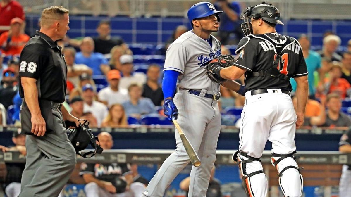 Yasiel Puig (66), de los Dodgers, es contenido por el receptor catcher J.T. Realmuto. El cubano quería irse encima del abridor de los Marlins José Ureña (no aparece en la foto), quien en su primer lanzamiento por poco golpea al bateador. Algunos jugadores y ambos mánagers entraron al campo para calmar a Puig, en la segunda entrada, en el Marlins Park, la noche del sábado 15 de julio del 2017.