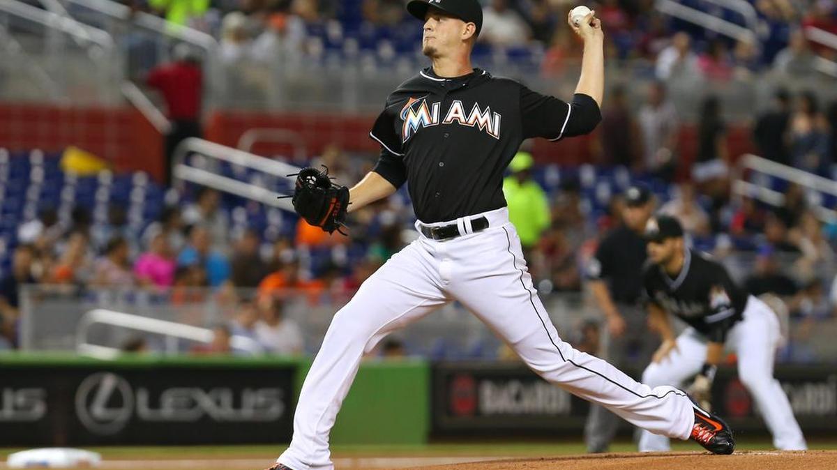 
Justin Nicolino, de los Marlins, lanza en el primer episodio contra los Filis, la noche del sábado en Miami.

