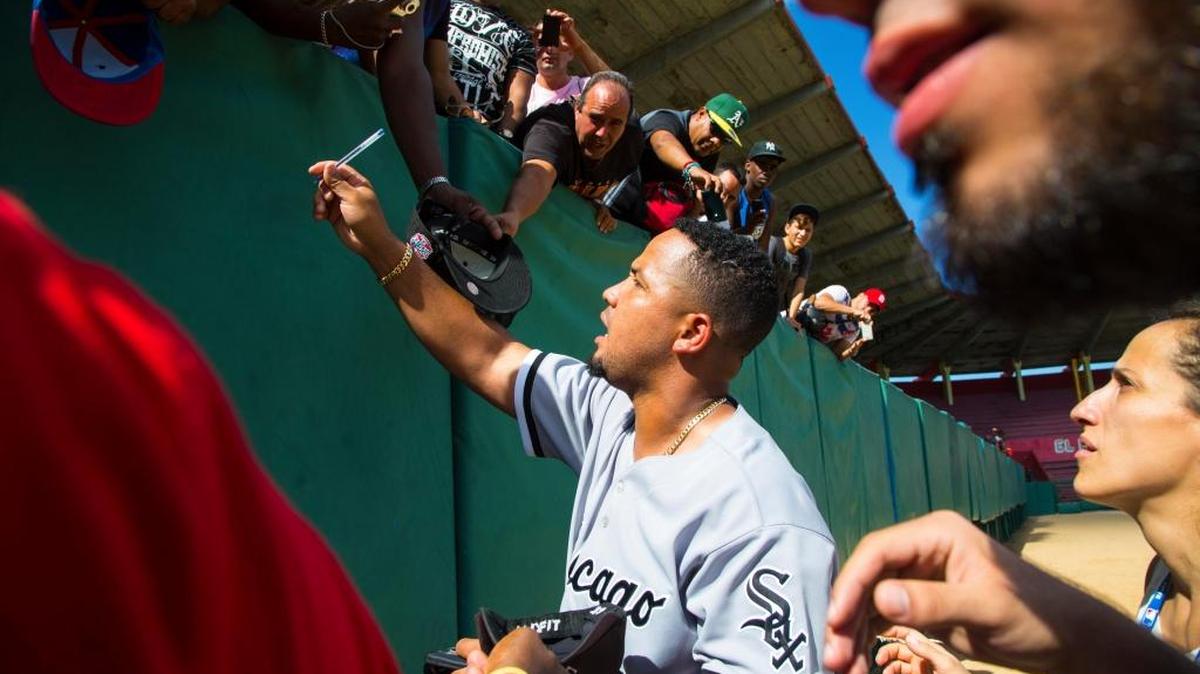 EL CUBANO de los Medias Blancas de Chicago José Abreu firma autógrafos a fanáticos de Matanzas el pasado 17 de diciembre en el estadio de esa ciudad durante la visita de la MLB a la isla.