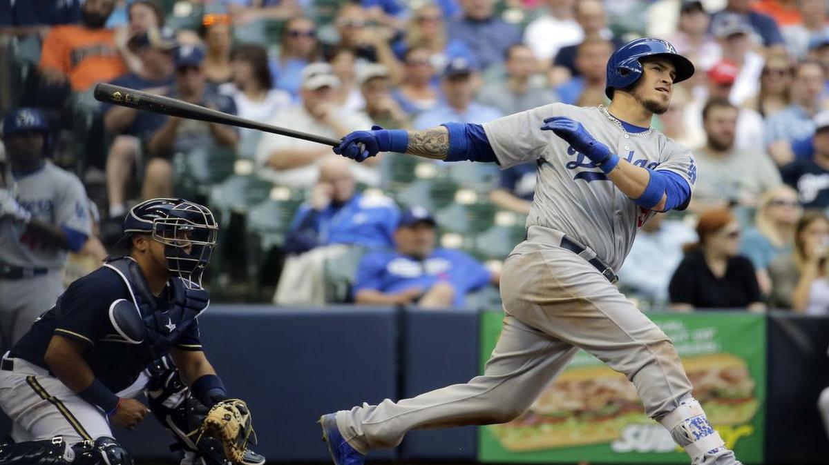 
Yasmani Grandal conecta un cuadrangular de tres carreras por los Dodgers en el octavo inning ante los Cerveceros el jueves 7 de mayo de 2015, en Milwaukee. La novena de Los Angeles apaleó 14-4 a Milwaukee.
