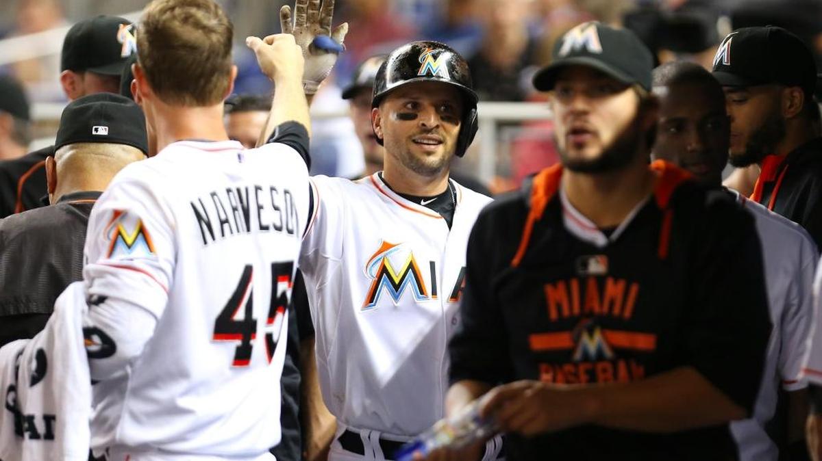 
MARTIN PRADO recibe el saludo de su equipo tras pegar un cuadrangular el 26 de agosto ante los Piratas.
