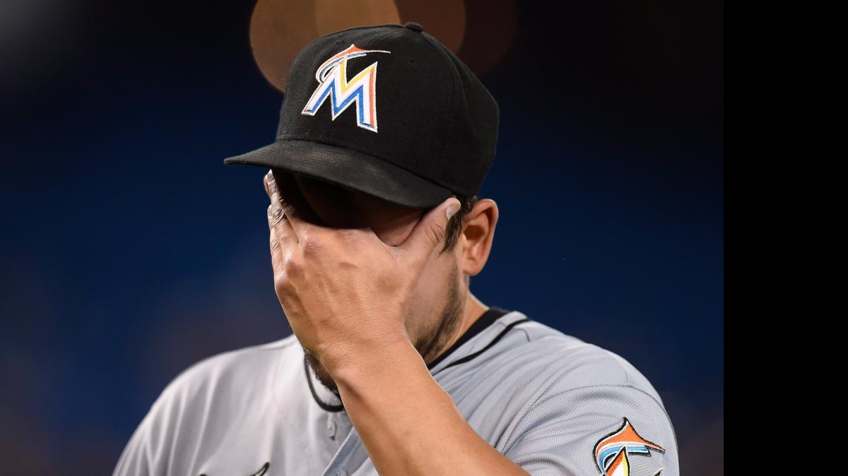 
El lanzador de los Marlins Brad Hand se lamenta en el juego contra los Azulejos, el lunes 8 de junio del 2015, en Toronto.
