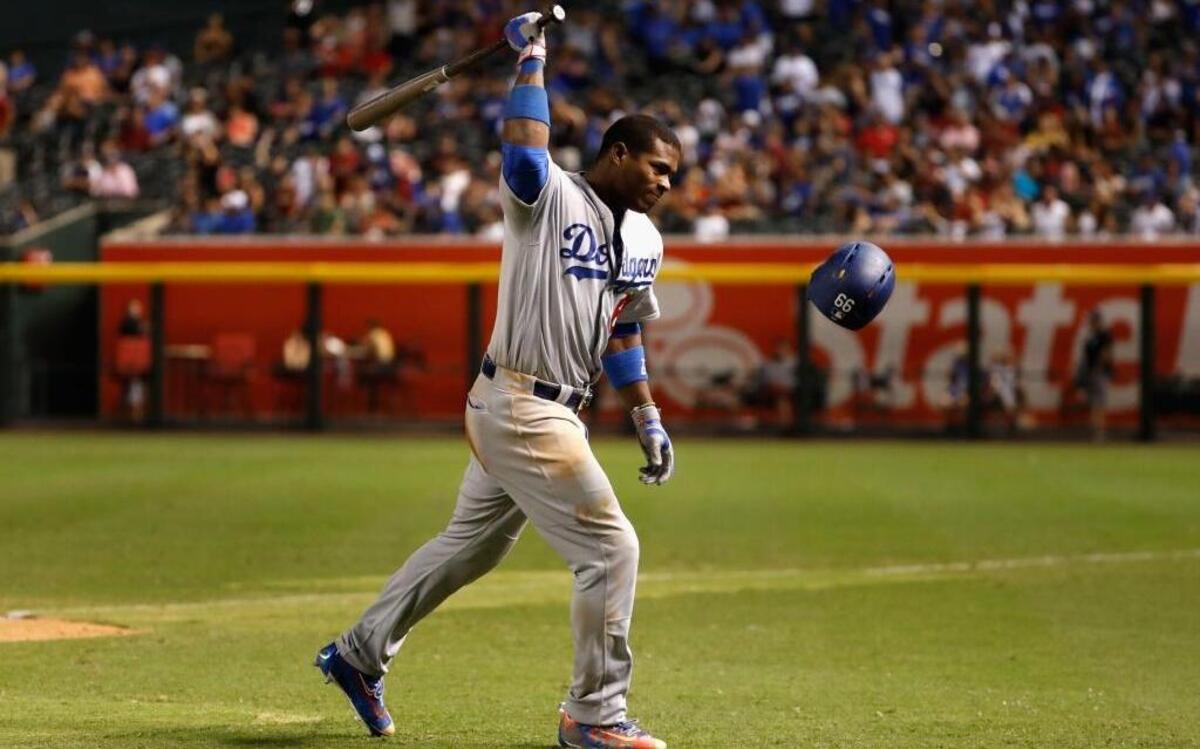 EL CUBANO Yasiel Puig de los Dodgers de Los Ángeles se dispone a lanzar su bate contra el casco después de recibir un ponche en partido frente a los Diamondbacks, el 16 de agosto del 2016 en Arizona.