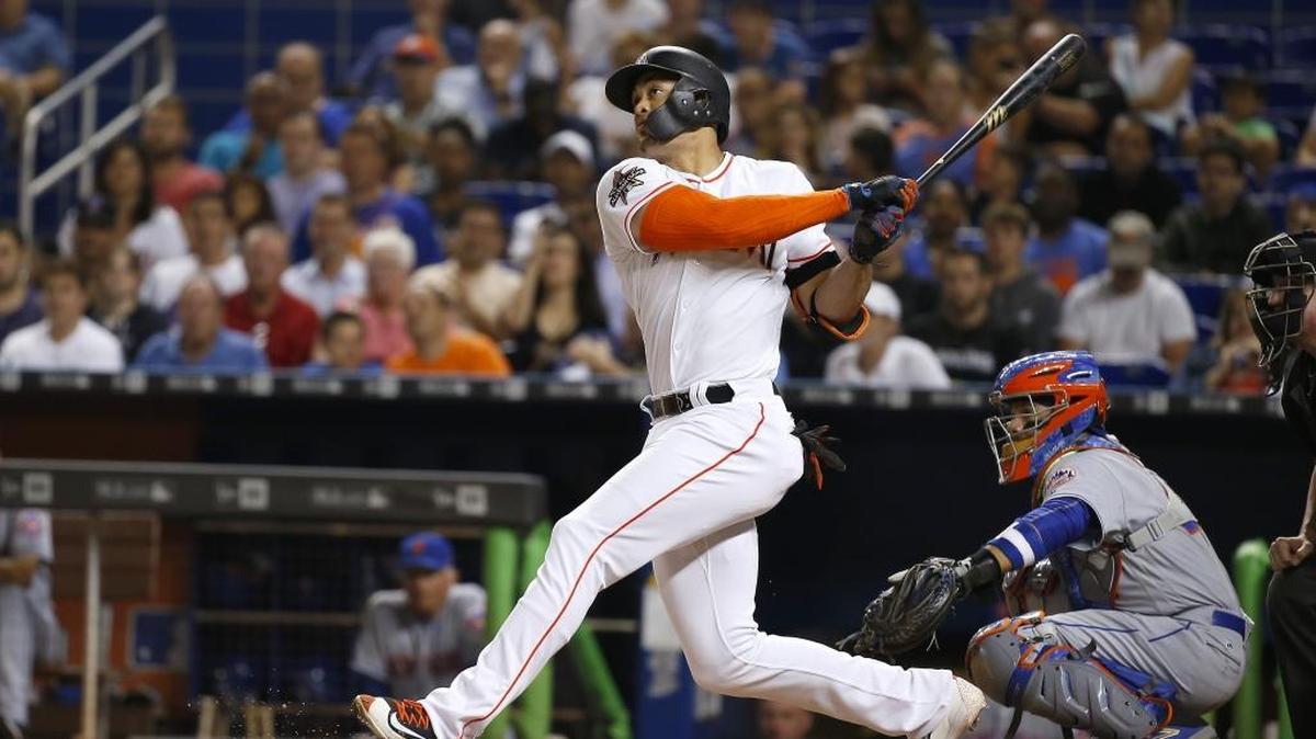 Giancarlo Stanton, de los Marlins, dispara un jonrón solitario contra los Mets, la noche del jueves en Miami.