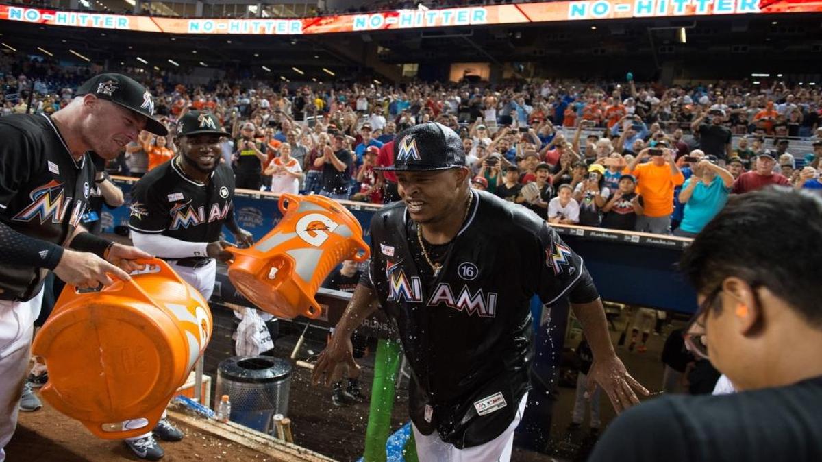 EDINSON VÓLQUEZ es rociado con Gatorade tras lanzar el 3 de junio del 2017 un juego sin hit ni carrera contra Arizona.
