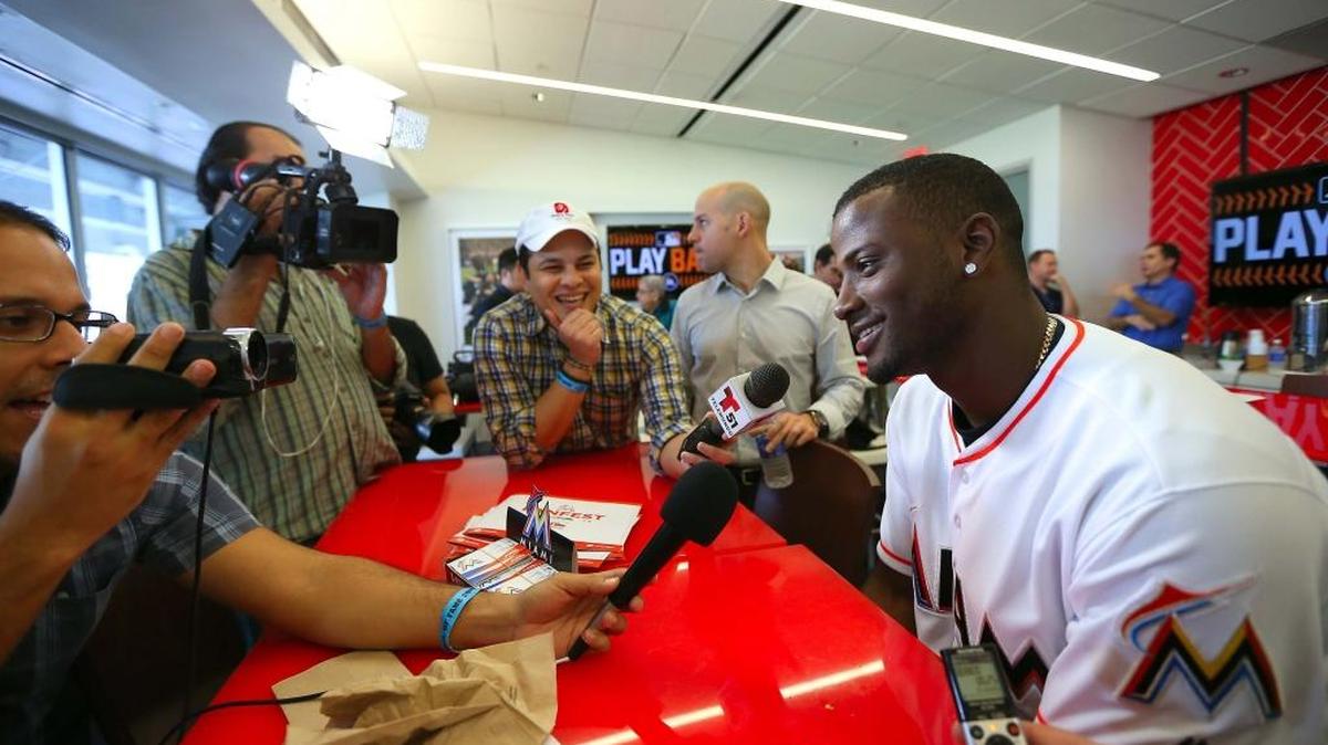 ADEINY HECHAVARRIA conversa con la prensa de Miami el 20 de febrero en el FanFest de los Marlins.