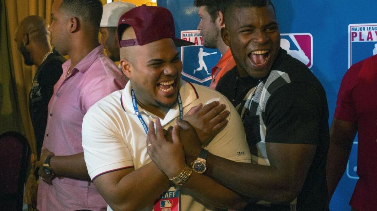 YASIEL PUIG y Brayan Peña son todo sonrisas durante una conferencia de prensa celebrada en el Hotel Nacional.