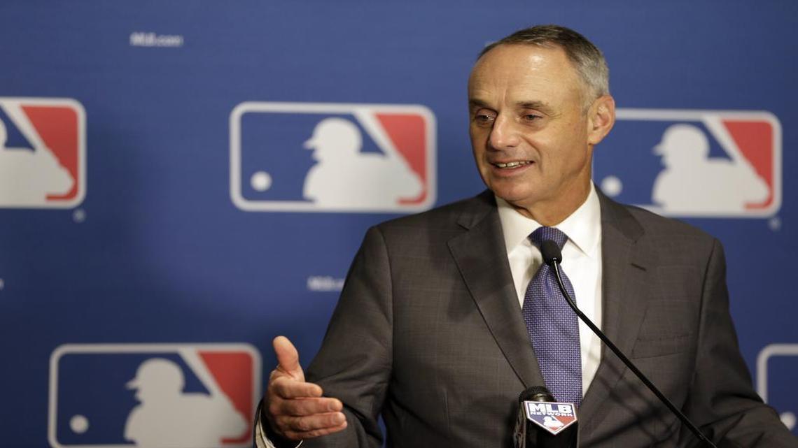 EL COMISIONADO de MLB Rob Manfred, conversa con la prensa en un encuentro con los propietarios de equipos el jueves 21 de enero del 2015 en Coral Gables, Florida.