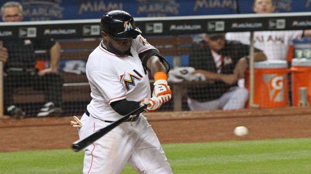 
Marcell Ozuna conecta un doblete en el quinto episodio ante el abridor de los Cachorros Kyle Hendricks, el martes en Miami.
