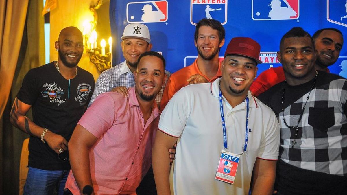 Alexei Ramírez, el venezolano Miguel Cabrera, José Dariel Abreu, el estadounidense Clayton Kershaw, Brian Peña, Yasiel Puig y el dominicano Nelson Cruz en La Habana, el 15 de diciembre del 2015 en una visita de las Grandes Ligas a Cuba.