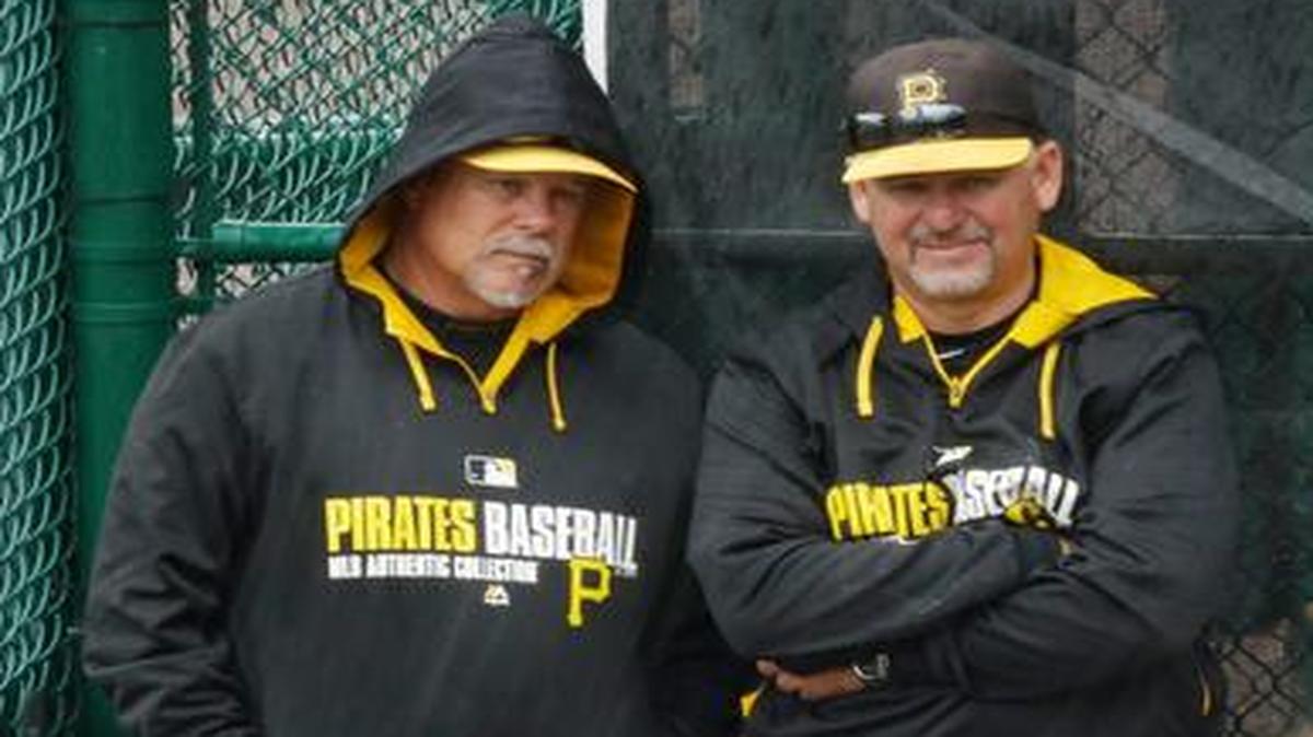 
El coach de pitcheo de los Piratas Ray Searage (izq.) conversa con Euclides Rojas durante un entrenamiento en la pretemporada el 27 de marzo del 2014, en Bradenton, Florida.


