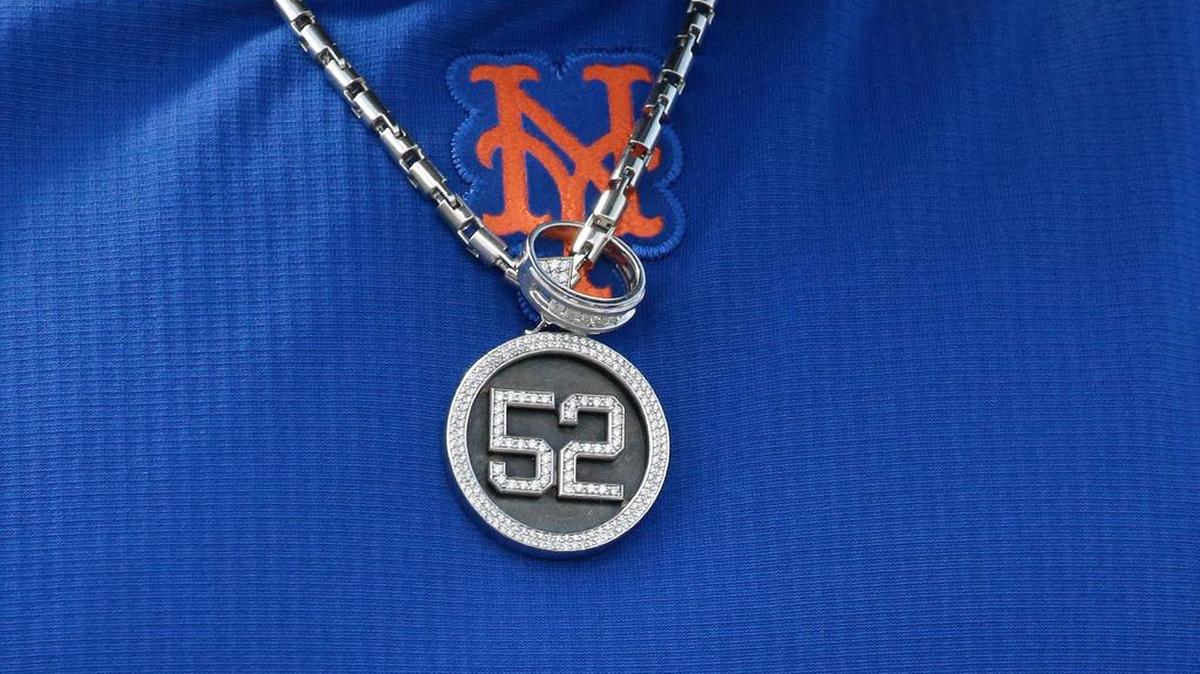 UNA CADENA y una sortija con el número 52 en el cuello del pelotero cubano Yoenis Céspedes.