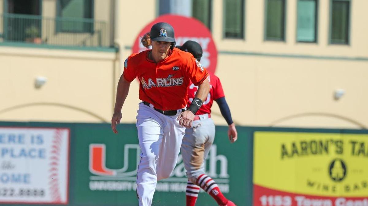 JT REALMUTO corre a tercera base en juego contra San Luis el 23 de febrero.