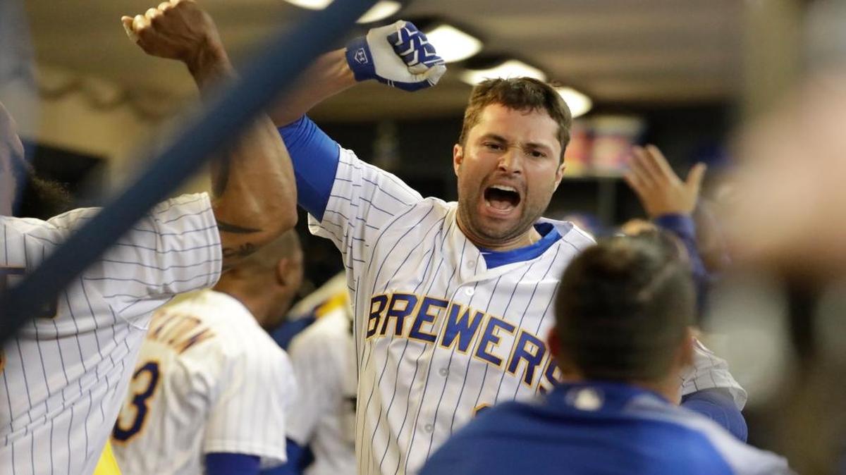Neil Walker, de los Cerveceros, estalla de alegría con sus compañeros luego de conectar un grand slam en el octavo inning contra los Marlins, la noche del viernes 15 de septiembre del 2017, en Milwaukee.