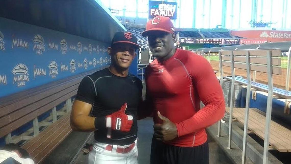 LÁZARO ALONSO (d) junto a Yadiel Hernández el pasado 21 de mayo durante un showcase en el parque de los Marlins.