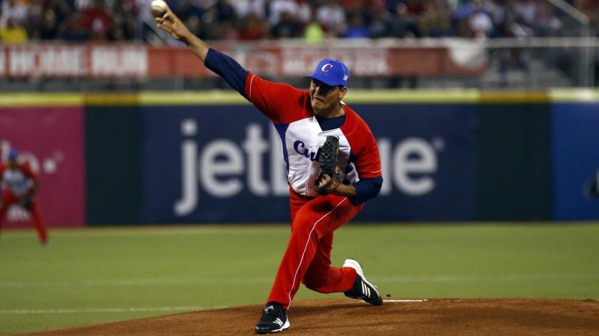 EL SERPENTINERO cubano Yosvany Torres en partido frente a Puerto Rico en la Serie del Caribe del 2015 en el estadio Hiram Bithorn de San Juan.