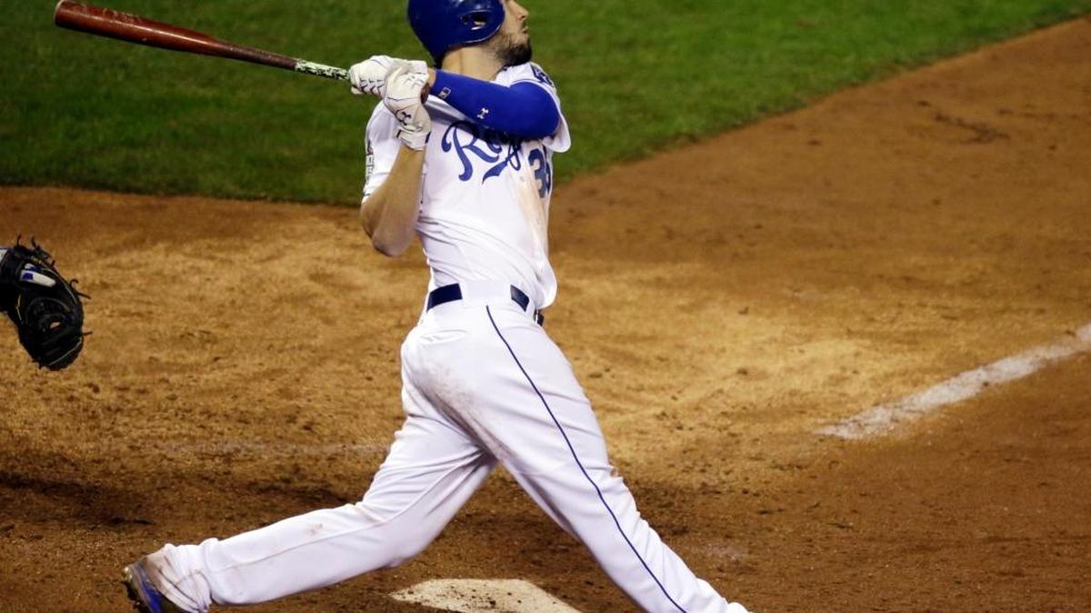 El cubanoamericano de los Reales Eric Hosmer conecta el batazo decisivo en el triunfo ante los Mets.