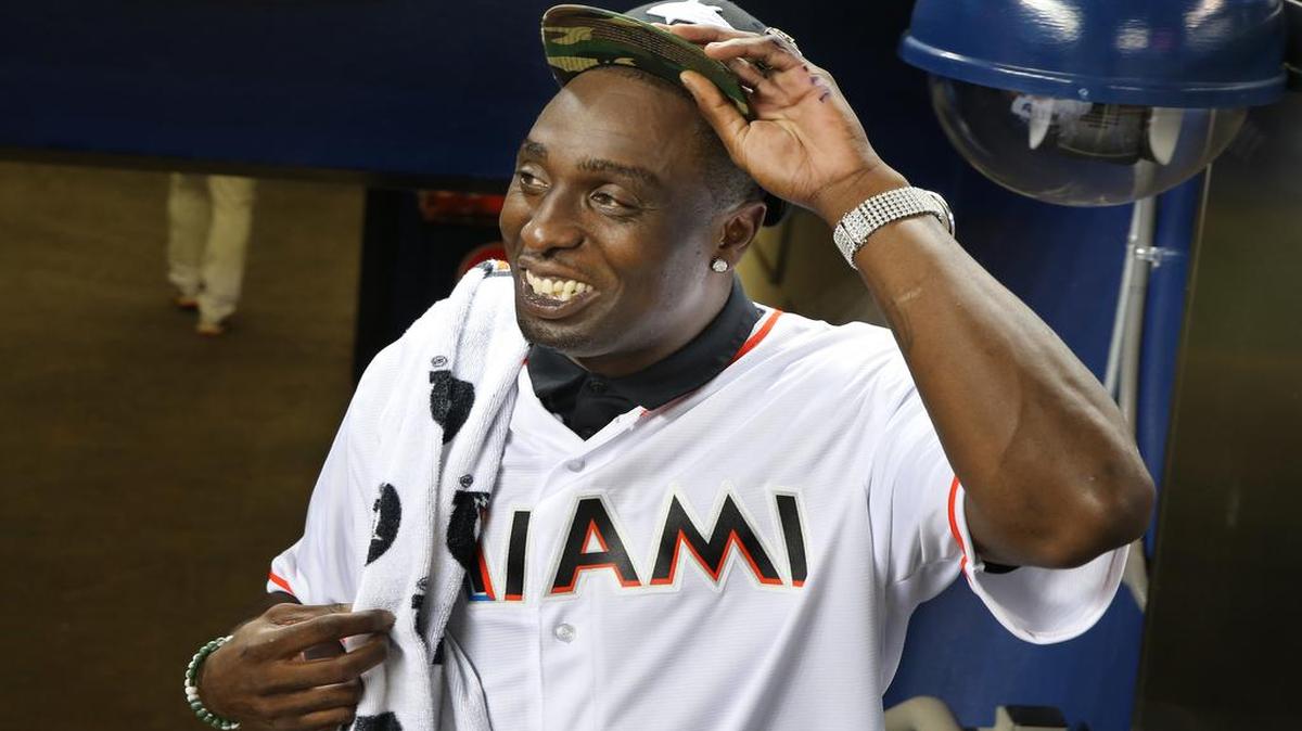 Dontrelle Willis sonríe en el dugout de los Marlins antes del juego contra los Mets, el sábado en Miami.