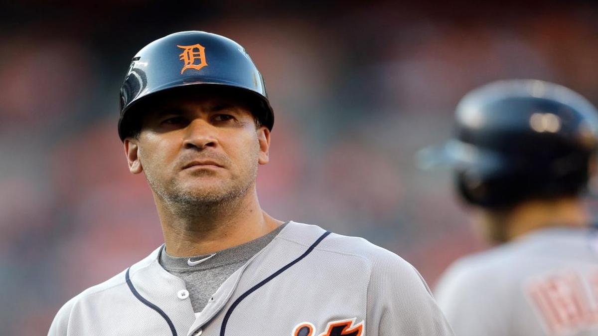 OMAR VIZQUEL contempla un juego entre los Tigres de Detroit y los Orioles el 31 de julio del 2015,  en Baltimore.