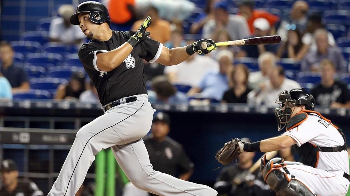 El inicialista de los  Medias Blancas José Abreu batea contra los Marlins, el 12de agosto de 2016.