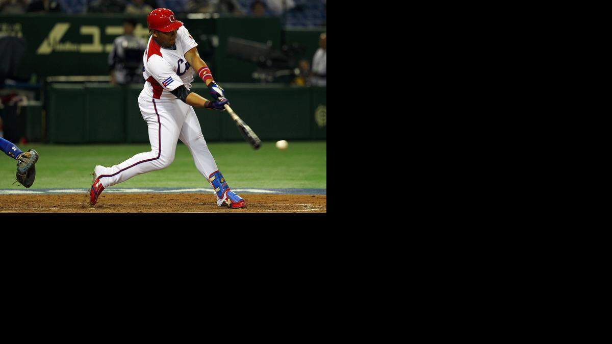
Yasmany Tomas batea en un partido entre Cuba y Taiwán el 9 de marzo del 2013 en el III Clásico Mundial.
