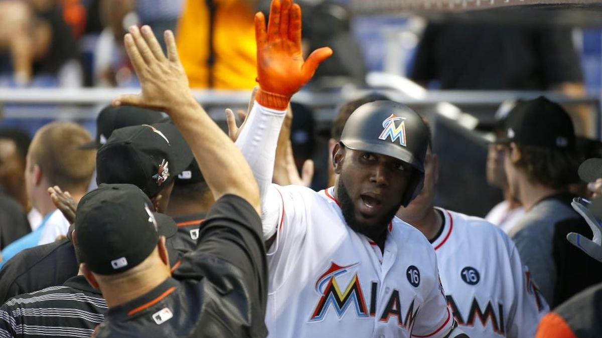 MARCELL OZUNA es felicitado por su equipo tras pegar un grand slam contra los Mets el 13 de abril.