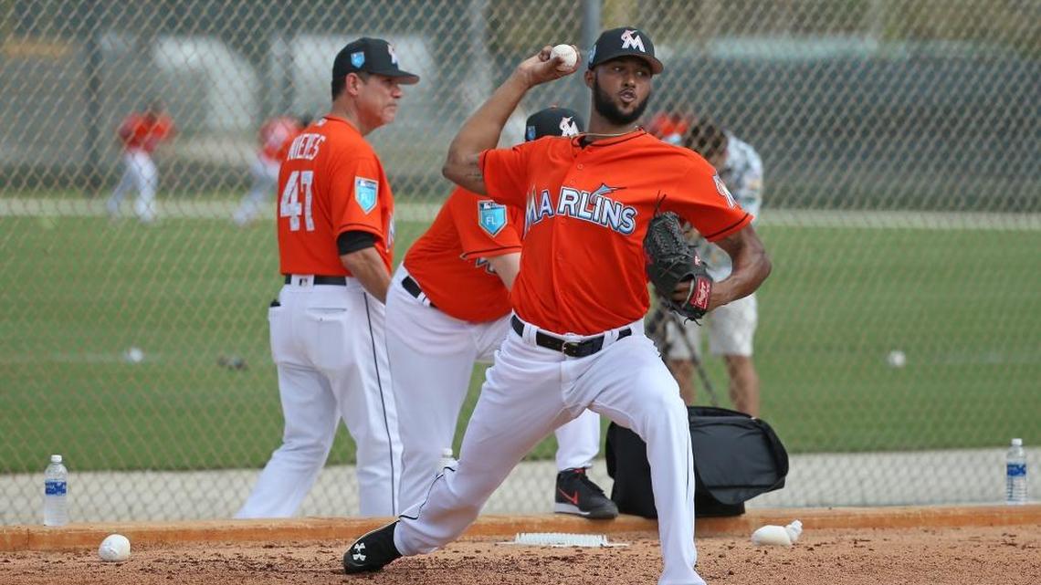 SANDY ALCANTARA entrena el 1 de febrero en Jupiter con los Marlins.