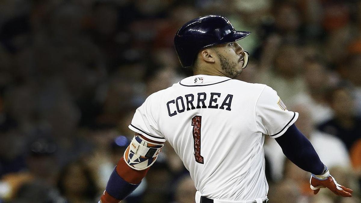 Carlos Correa conecta un doble por los Astros en un partido contra los Yankees, el 5 de julio del 2017 en el Minute Maid Park, en Houston, Texas.