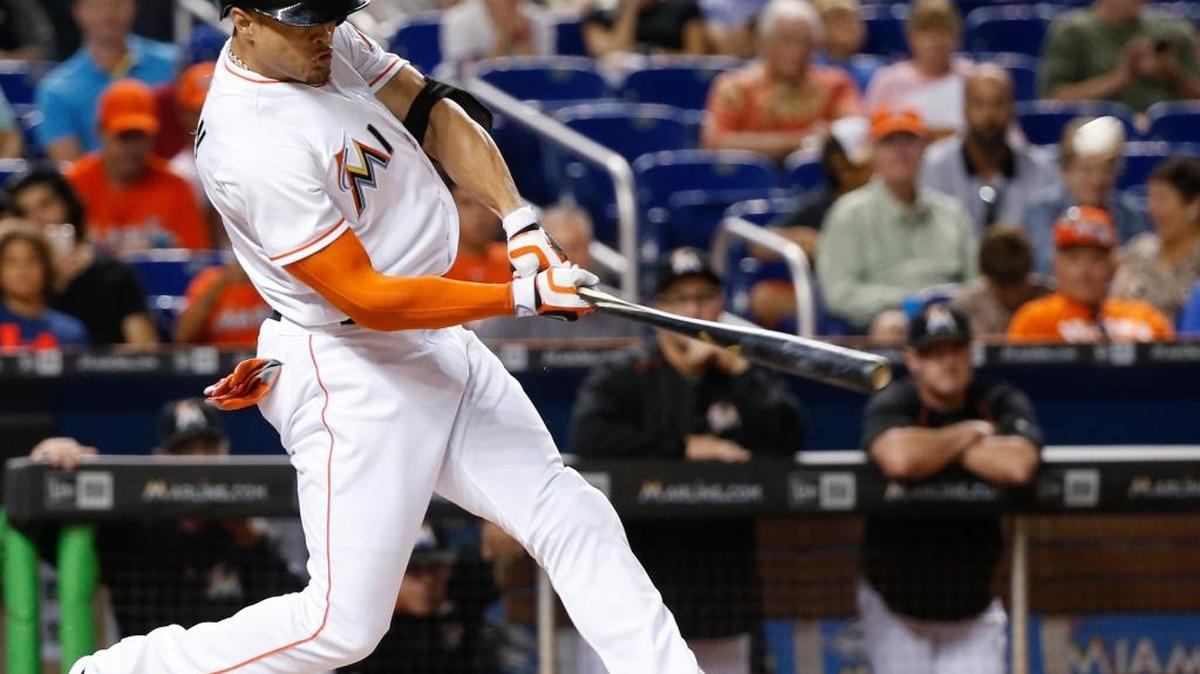 MUCHA DE la fortuna de Miami descansa en los hombros de Giancarlo Stanton.