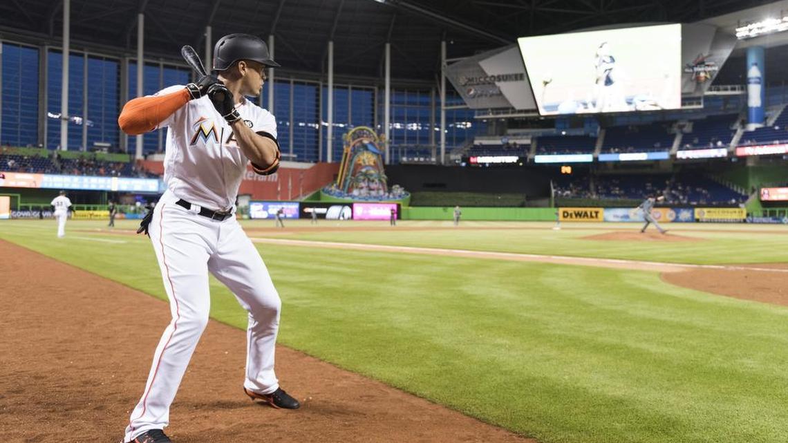 GIANCARLO STANTON espera turno durante un juego contra Arizona el 2 de junio.