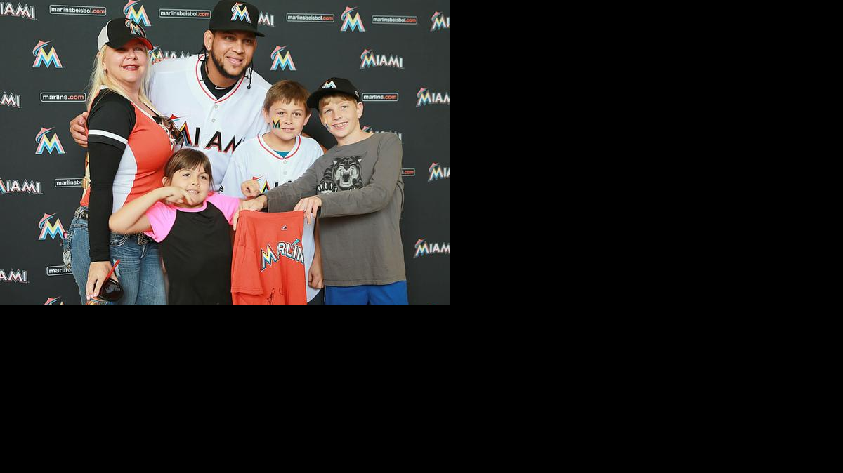 
Henderson Álvarez con Kim, Summer, Patrick Sullivan y Mark Palkima, el sábado con el Marlins.

