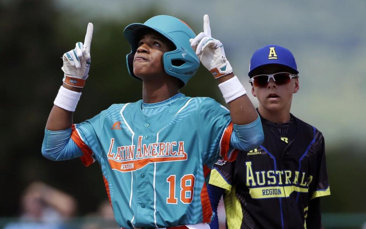 Carlos González celebra tras batear un doble por Panamá en el partido contra Australia, en la Serie Mundial de Pequeñas Ligas, celebrado el 22 de agosto del 2016.