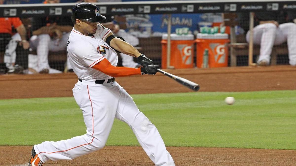 
Giancarlo Stanton disparó su cuadrangular 17 de la temporada en el quinto episodio ante los envíos del abridor de los Cachorros Jon Lester.
