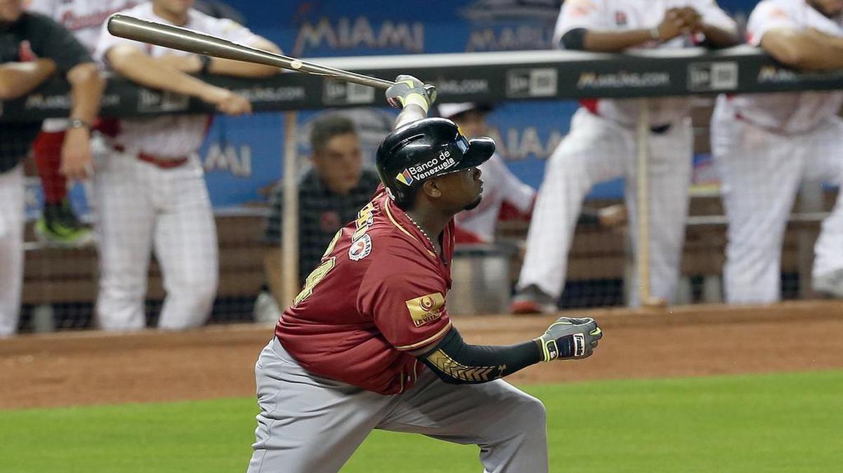 Adonis García, de los Navegantes del Magallanes, conecta un doble en la primera entrada de su partido contra Cardenales de Lara, como parte de la serie de Las Américas en el Marlins Park de Miami, el 21 de noviembre 2015.