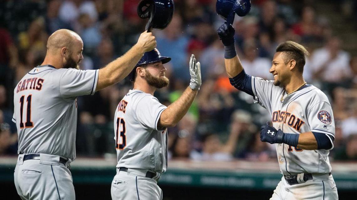 EL CUBANO Yulieski Gurriel (#10) recibe el saludo de Evan Gattis #11 y Tyler White #13 después de conectar su primer jonrón de Grandes Ligas con dos en bases para los Astros de Houston, en partido frente a los Indios el miércoles en el Progressive Field de Cleveland.